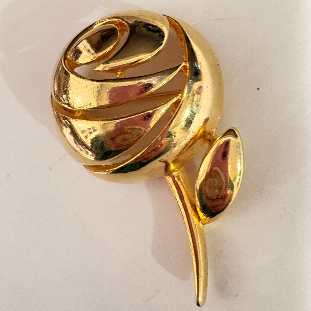 1980s gold plated swirling rose Brooch